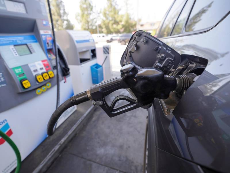 California es el estado donde repostar resulta más caro: el galón de gasolina ya asciende a los 5,9 dólares.