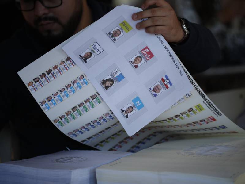 Los centros de votación abrieron este domingo sus puertas en El Salvador para la celebración de las elecciones presidenciales y legislativas, en las que el actual presidente, Nayib Bukele, busca la reelección para un segundo mandato consecutivo y figura como gran favorito.