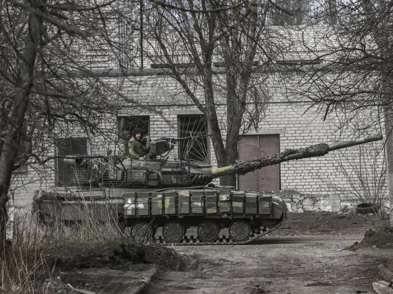 Militares ucranianos fueron instruidos por el Reino Unido y España para el manejo de los nuevos tanques de guerra.
