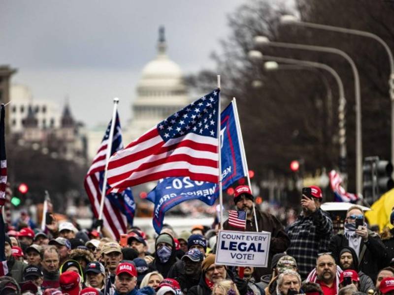 Miles de seguidores de Trump se congregan en la capital estadounidense para protestar contra el supuesto fraude electoral el día de la certificación del triunfo de Biden./AFP.