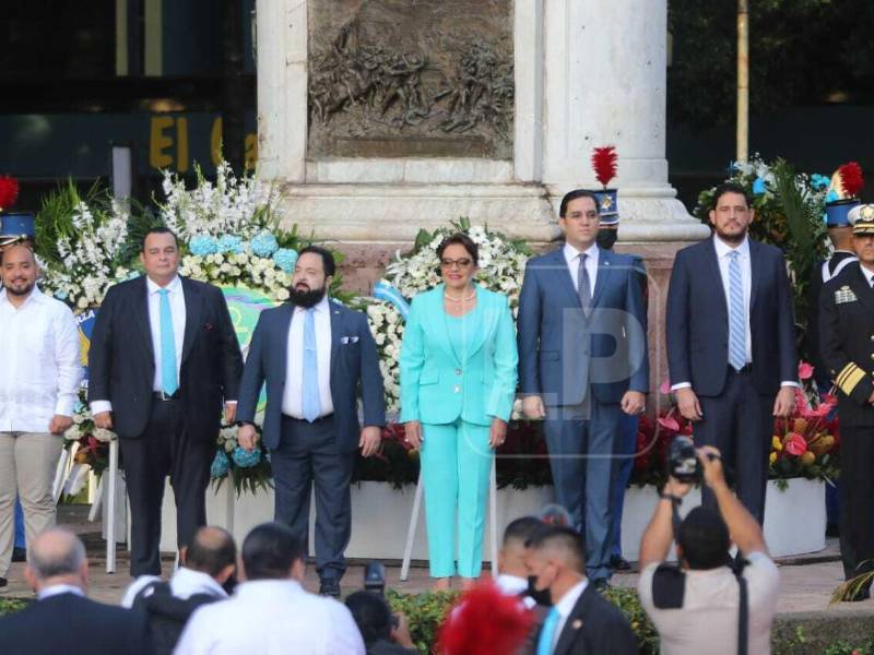 La presidenta de la República, Xiomara Castro, inauguró las celebraciones del Día de la Independencia con diversos actos como la izada de la Bandera Nacional en el Parque Central de Tegucigalpa.