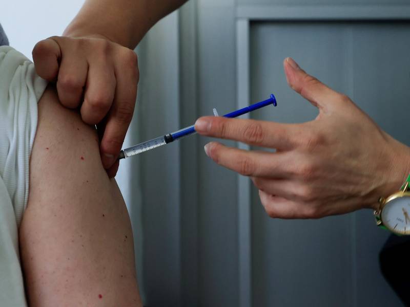 Una persona recibe una vacuna contra la influenza en Ciudad de México.