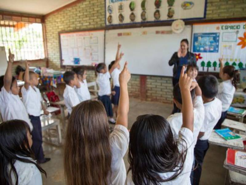 “Demasiados niños no han podido regresar a la escuela a tiempo completo, y muchos de los que han regresado están perdidos”, dijo el director de Unicef.