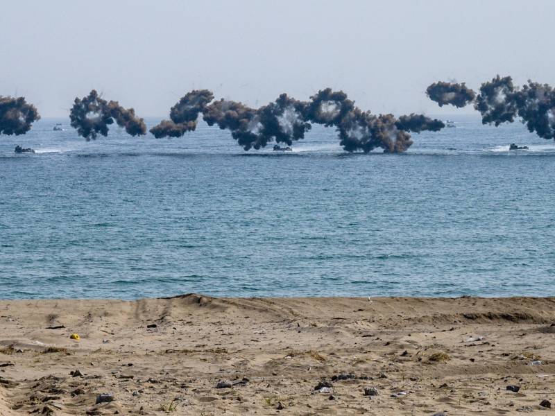 Corea del Sur y EEUU exhibieron hoy, por primera vez en cinco años, un gran operativo de desembarco anfibio enmarcado en Ssangyong, una maniobras militares cuya escala se ha incrementado como advertencia a Pionyang, que ha mostrado su enojo con nuevos test de armas.