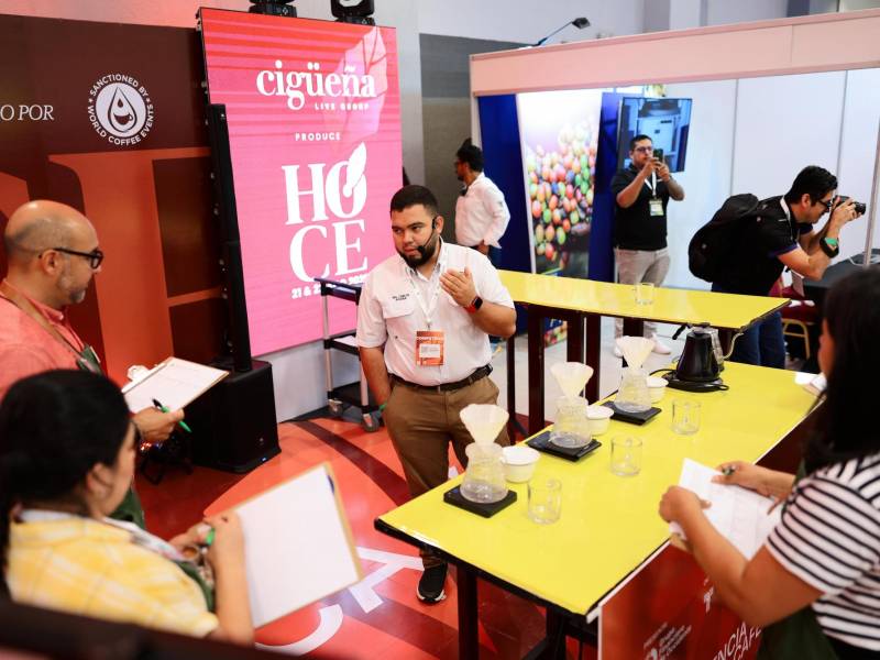 Los exponentes están recibiendo en sus stands a los visitantes.