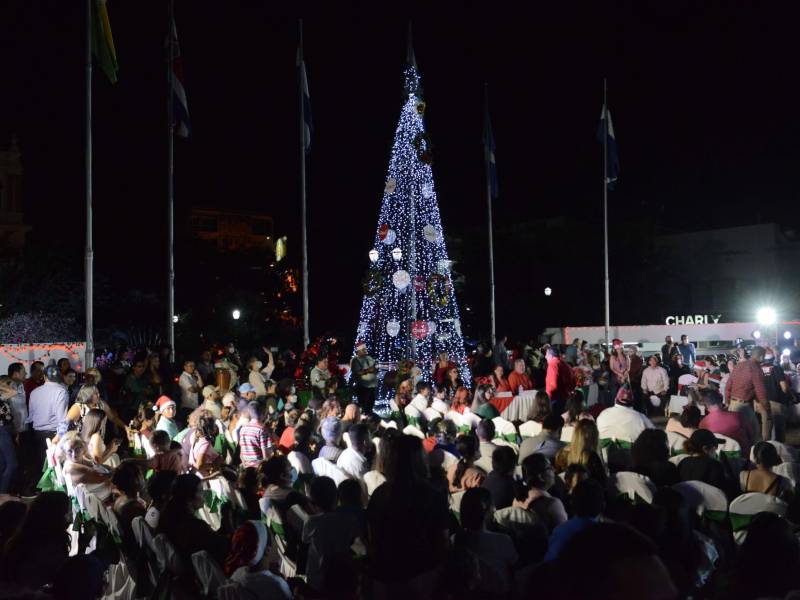 Las autoridades municipales en la ciudad inauguraron las fiestas navideñas con actos alusivos en el parque central que contó con la participación de la escuela Victoriano López, show de luces y el encendido del árbol navideño.