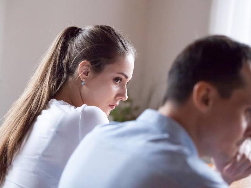 El amor desconfiado pone a la pareja bajo sospecha y lo obliga a presentar pruebas que muestren su fidelidad y lealtad.