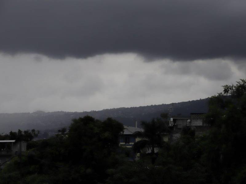 Un día lluvioso y de cielo opaco en Tegucigalpa. Fotografía de archivo.