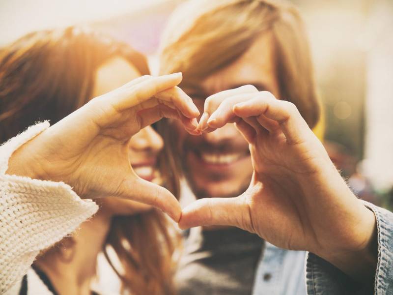 AMOR. Es uno de los sentimientos más fuertes de un ser humano, motor que inicia el dar y el recibir, el convivir, el compartir, el respetar o el confiar.
