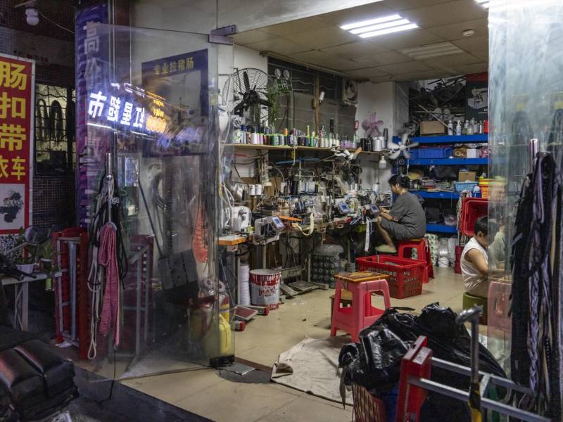 La carga de la deuda en China afecta a todos, desde obreros hasta los jóvenes profesionistas. Un taller textil.