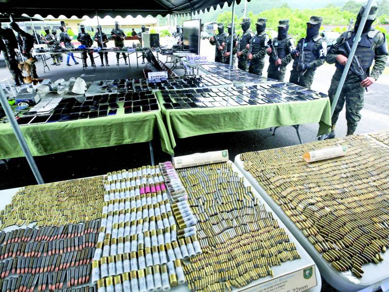 Ametralladoras, fusiles Ak-47 y AR-15 son parte de las armas decomisadas en cinco reclusorios.