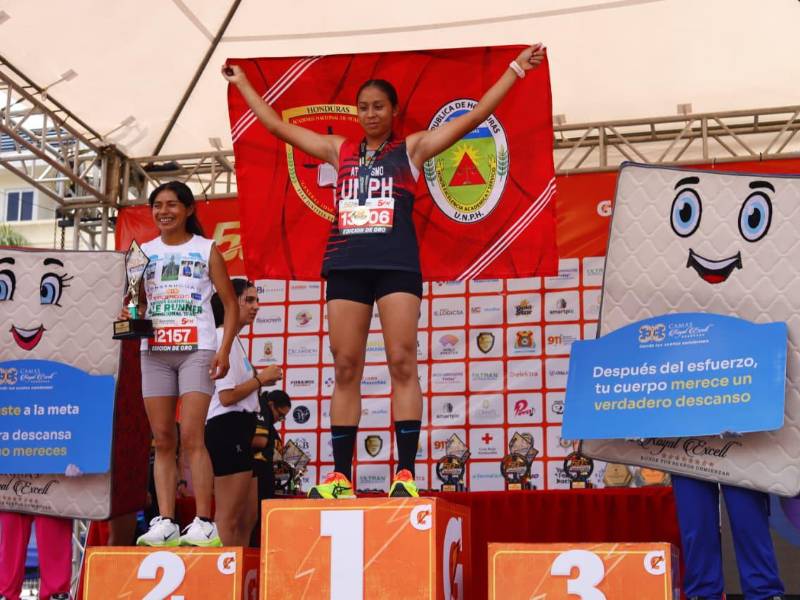 La hondureña Juridia Macías (en medio) obtuvo por segundo año consecutivo el primer lugar en 5 kilómetros y mejoró su tiempo.