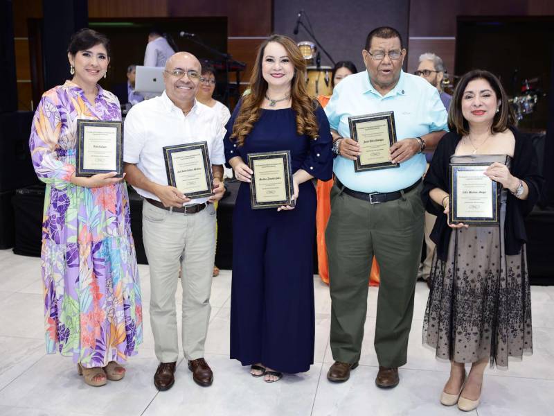 Una fraternal fiesta ha preparado la junta directiva del Colegio de Periodistas, Capítulo noroccidental, presidido por Lisseth García. La reunión tuvo lugar en el Centro de Convenciones del Hotel Copantl gracias al apoyo de la directiva con Luis Larach. Por otro lado, Silvia Rodríguez y su banda pusieron el ambiente bailable entre los colegas presentes. En la foto, los cinco homenajeados del evento posaron felices con sus reconocimientos, ellos son: Tesla Callejas, Santos Gálvez, Martina Ortíz, Jesús Banegas y Ester Amaya.