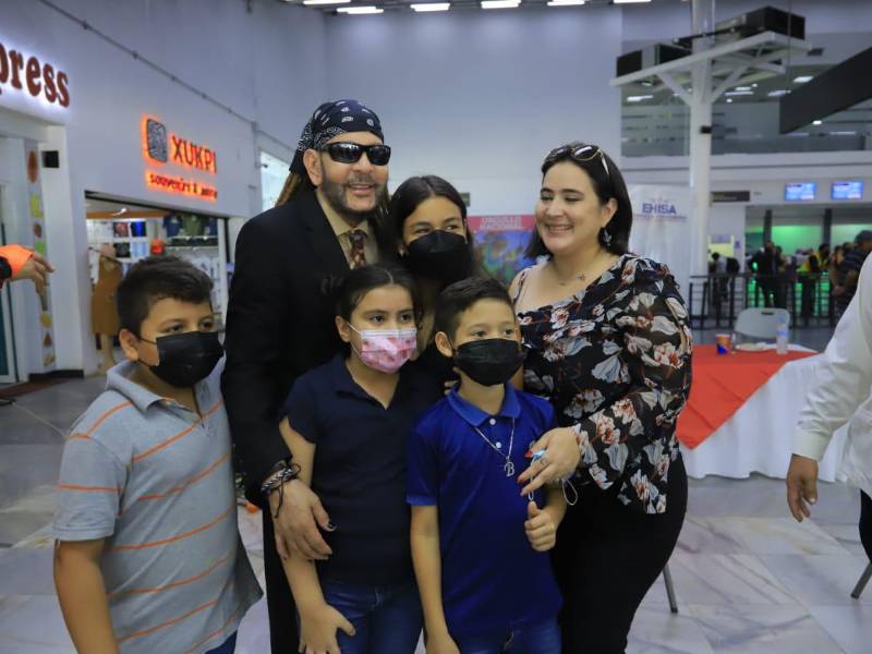 El cantante dominicano Toño Rosario ya está en Honduras. El artista arribó este viernes al Aeropuerto Internacional Ramón Villeda Morales.