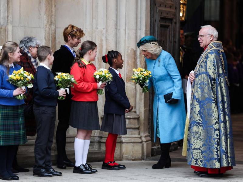 La Reina Camilla recibe un ramo en Londres el 11 de marzo, al final de la ceremonia anual del Día de la Commonwealth.