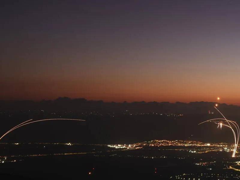 Hizbulá lanzó una lluvia de cohetes y drones contra Israel tras un bombardeo esta madrugada.