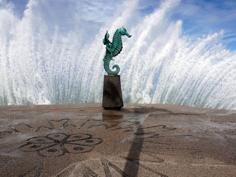 Fotografía que muestra el fuerte oleaje en Puerto Vallarta (México). EFE/ Arturo Montero