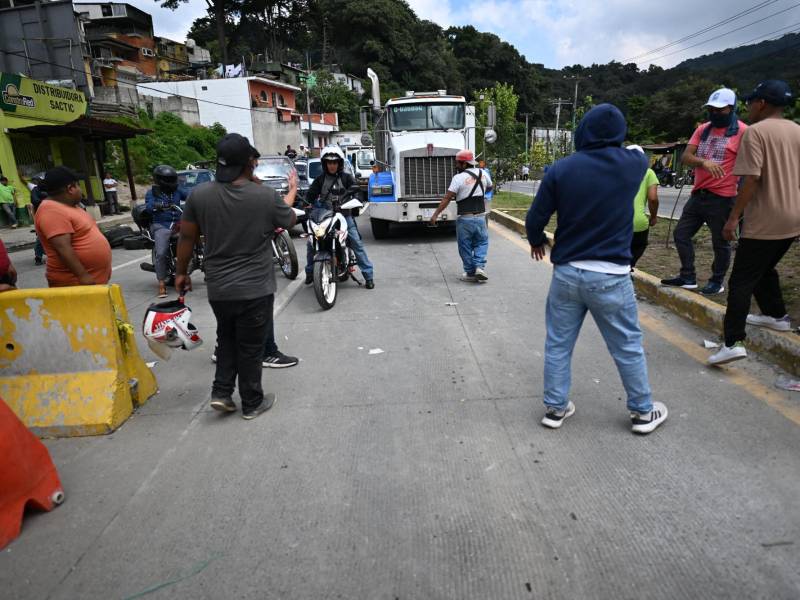 Un grupo de manifestantes bloquean el paso en una carretera de Ciudad de Guatemala.