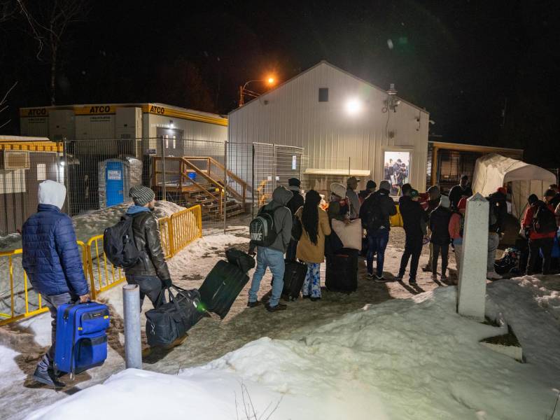 Ante la crisis migratoria desatada en Nueva York, la Alcaldía de Eric Adams está promoviendo y pagando traslados voluntarios de migrantes latinoamericanos a Canadá, según varios testimonios recabados por EFE de beneficiarios de este viaje que se tramita en la misma estación de autobuses.