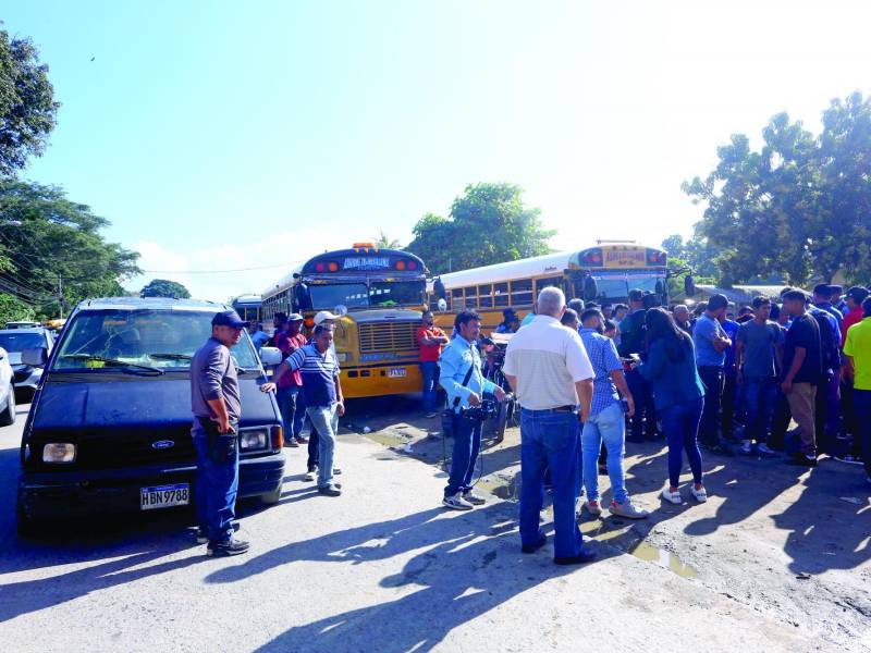 <b>Choferes y ayudantes de los buses se tomaron las calles demandando más seguridad.</b>