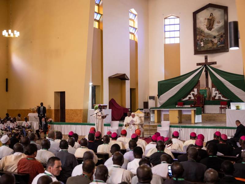 El Papa Francisco se reunió con líderes de la Iglesia Católica en febrero en Juba, Sudán del Sur.