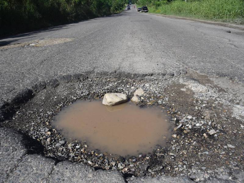Los grandes hoyos están por todos lados de la carretera CA-13, haciendo que el recorrido dure más horas.