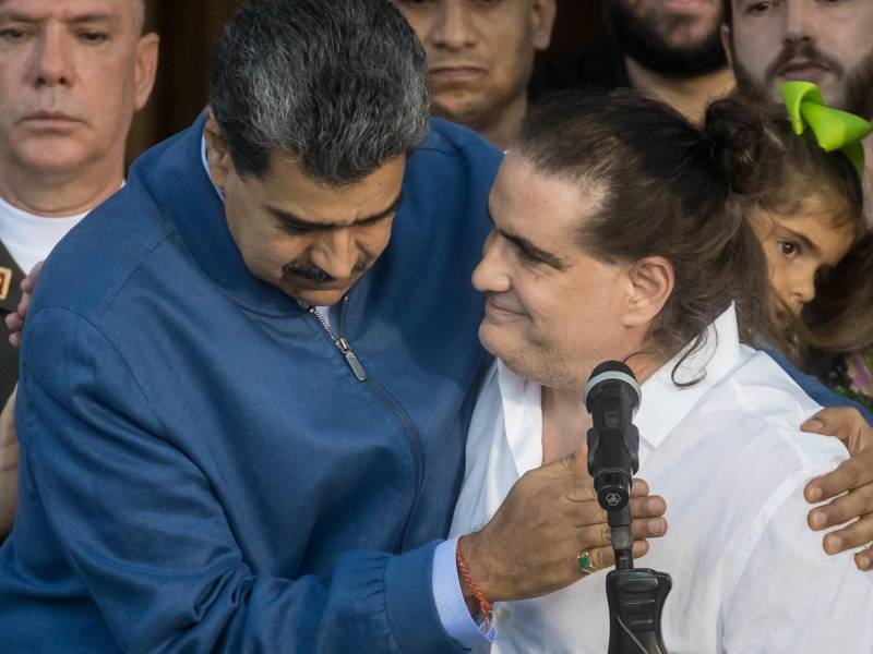 El empresario colombiano Alex Saab, liberado este miércoles por EE.UU., fue durante varios años colaborador del presidente de Venezuela, Nicolás Maduro, relación por la que fue acusado en Washington de ser “testaferro” del Gobierno venezolano que hoy lo recibió con júbilo.