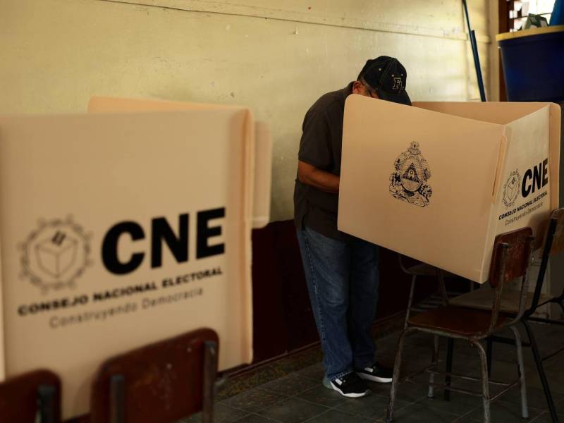 Un hondureño ejerce el sufragio en las elecciones generales del 2025.