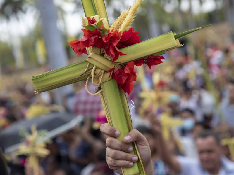 Fotografía de archivo en donde una persona sostiene una cruz de palma en Managua (Nicaragua).
