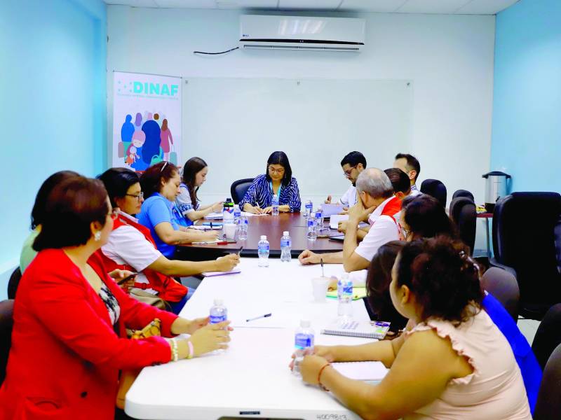 La directora de Dinaf se reunió con organizaciones que apoyan al centro Belén. Foto: M. Valenzuela