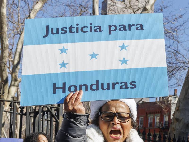 Un manifestante canta slongs durante una protesta frente a un tribunal federal el primer día del juicio por tráfico de drogas del ex presidente hondureño Juan Orlando Hernández en Nueva York, Nueva York, EE.UU.