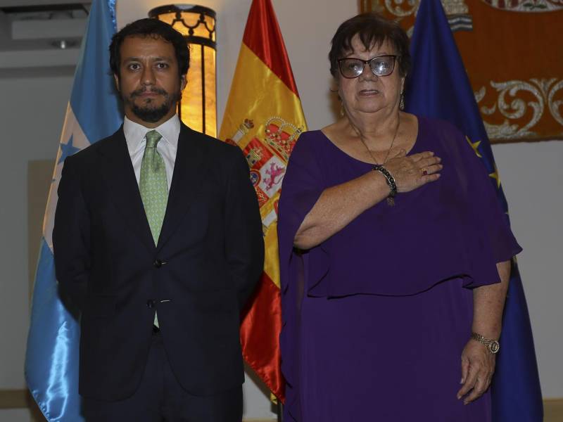 La designada presidencial de Honduras, Doris Gutiérrez, posa junto a Baltasar Fernández, segunda jefatura de la Embajada de España en Tegucigalpa, durante la Fiesta Nacional de España conmemorativa a los 531 años del descubrimiento de América, hoy, en Tegucigalpa (Honduras).
