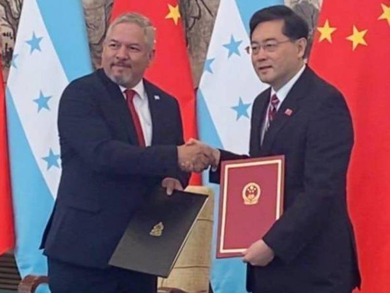 Honduras y China establecieron relaciones diplomáticas, horas después de que el país centroamericano oficializara la ruptura de las que mantenía con Taiwán desde 1941.