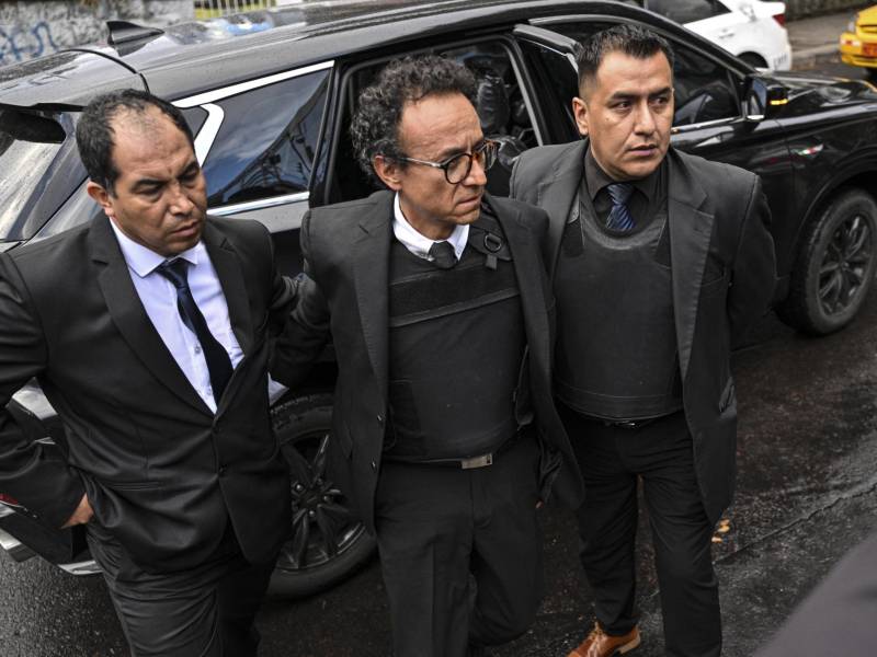 El candidato presidencial Christian Zurita está fuertemente resguardado por las fuerzas de seguridad tras el atentado en que falleció su amigo y colega, Fernando Villavicencio.