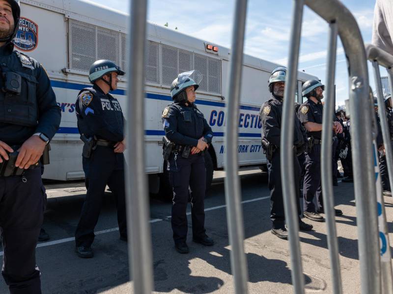 Policías de Nueva York vigilan una protesta propalestina en la ciudad.