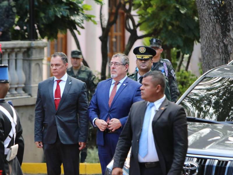 El presidente electo de Guatemala, Bernardo Arévalo de León, dijo este jueves en Tegucigalpa, tras ser recibido por la presidenta hondureña, Xiomara Castro, que ambos manifestaron su “vocación y determinación para trabajar en el desarrollo, la profundización y en la defensa de la democracia de nuestros países”.