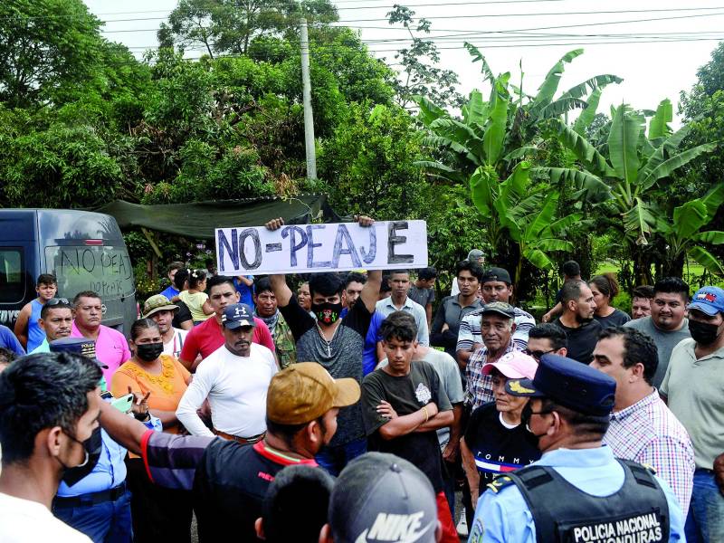 Los pobladores de unas diez aldeas de Santa Cruz se oponen a que las casetas de peaje sean entre las zonas de El Bambú y Montecillos.FOTOS: Héctor Edú