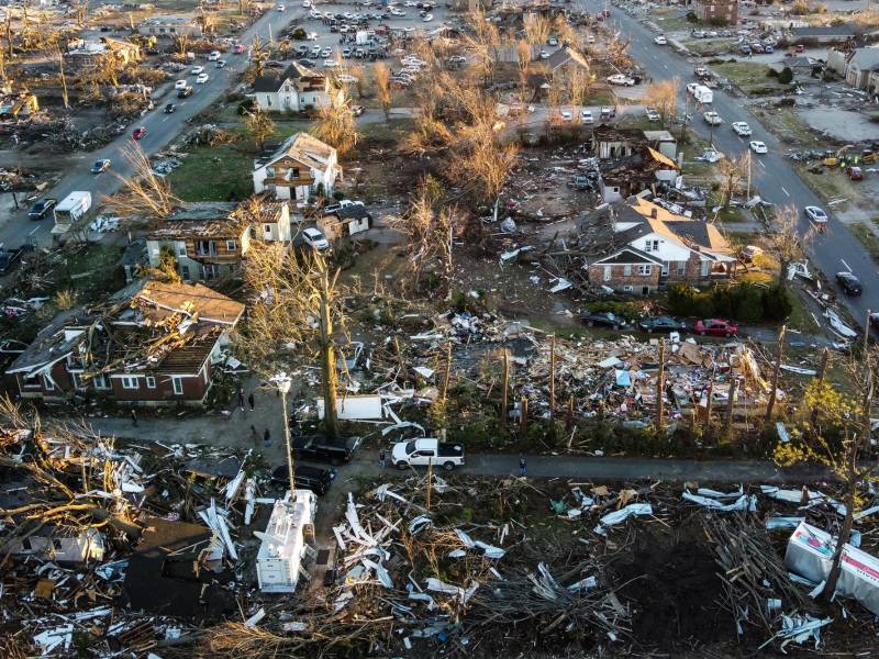 Residentes y autoridades han comenzado con las tareas de limpieza y reconstrucción tras la devastación causada por una serie de tornados en el sur de EEUU.