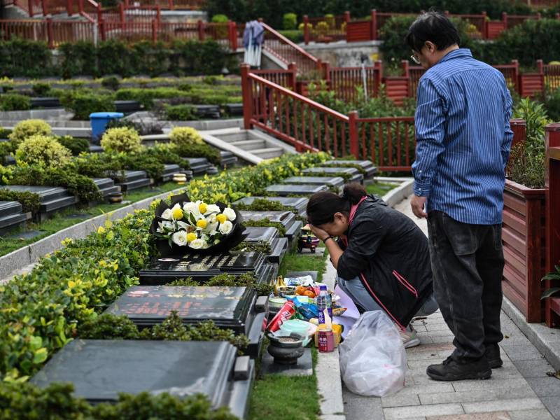 Seakoo Wu y su esposa visitan la tumba de su único hijo Wu Xuanmo, quien falleció a los 22 años de edad.
