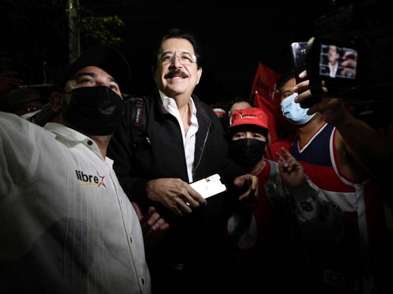 Fotografía de archivo muestra al expresidente hondureño, Manuel Zelaya Rosales, rodeado de simpatizantes del Partido Libre.
