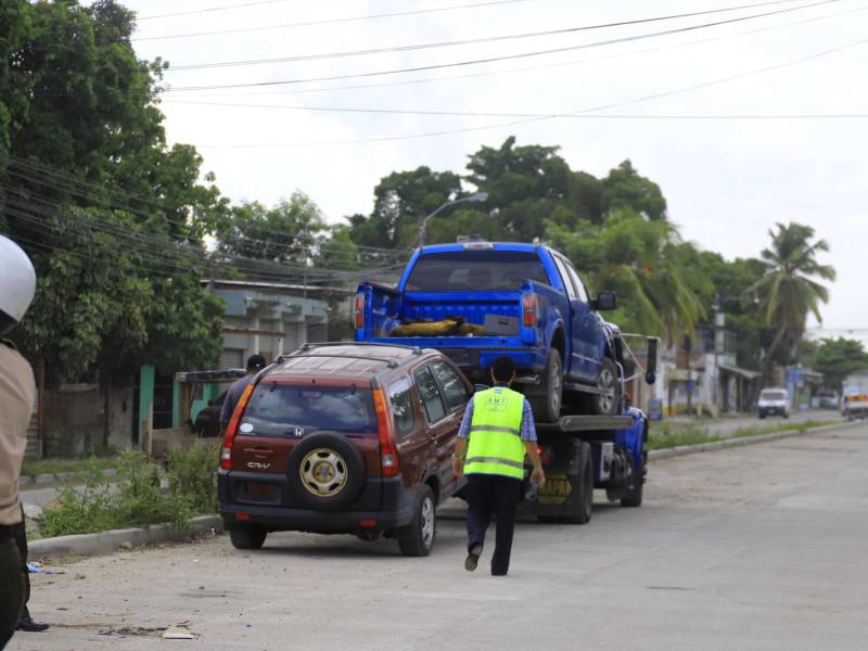 La Municipalidad continuará con la pavimentación de la 27 calle, por lo que se movieron cuatro carros con grúa en esa zona.
