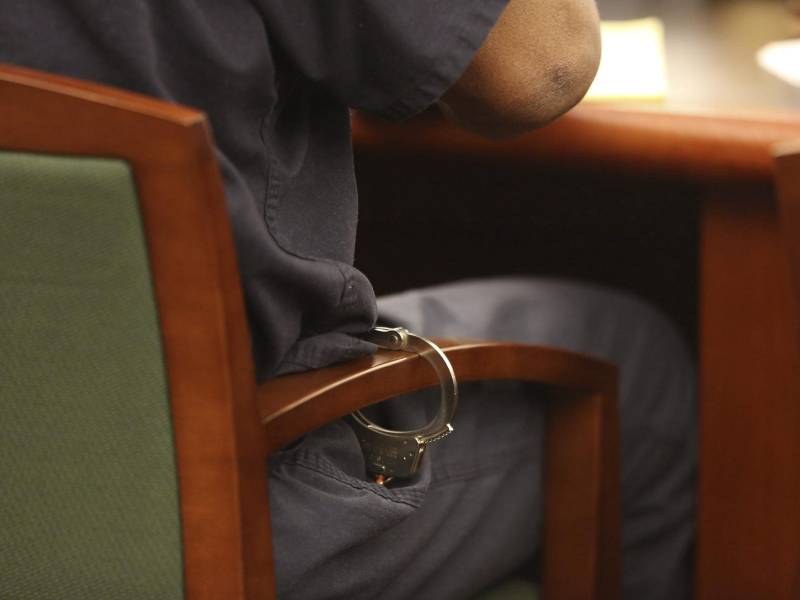 Fotografia de archivo de un hombre detenido y esposado. EFE/Jeff Scheid