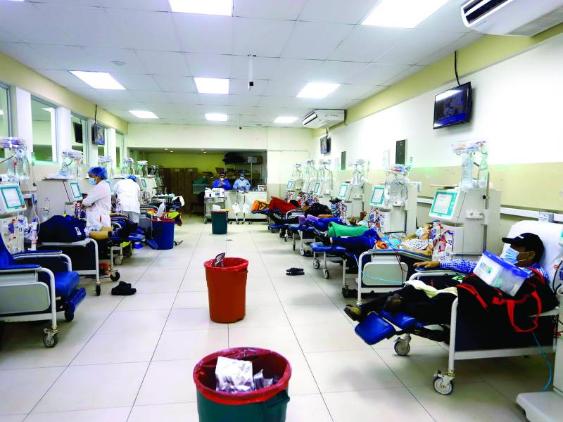 Pacientes renales reciben tratamiento de hemodiálisis en San Pedro Sula. Foto: Melvin Cubas.