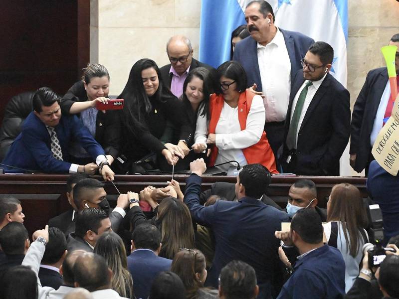 Los diputados hondureños protagonizaron una batalla campal en plena sede del Poder Legislativo la noche del miércoles 9 de julio.