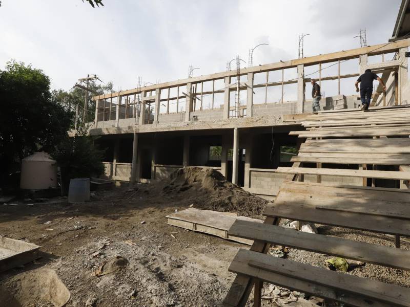 El módulo debía ser terminado a finales de este mes, pero las obras se pararon el 30 de diciembre por el cableado de un poste que representa un peligro para obreros y escolares.