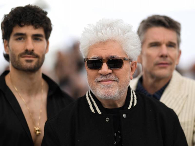 El director Pedro Almodovar posa en Cannes con los actores Jose Condessa y Ethan Hawke.