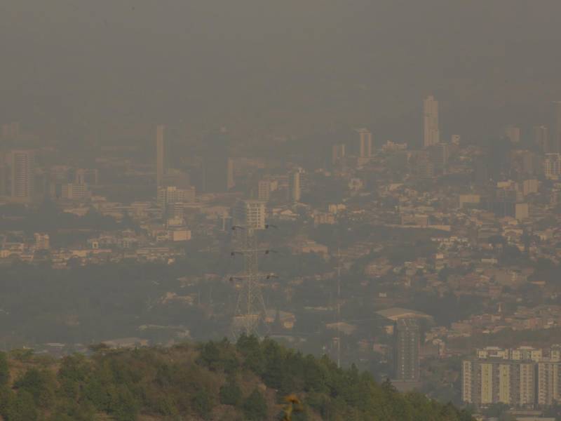 Fotografía que muestra bruma ocasionada por incendios forestales en Tegucigalpa.