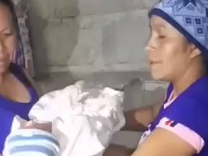 La madre hondureña regaló a su hija por problemas económicos.