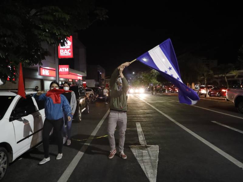 Simpatizantes de la candidata presidencial Xiomara Castro celebran los resultados parciales de las elecciones en Tegucigalpa.