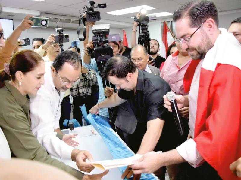 <b><span class=mln_uppercase_mln>Proceso.</span></b> De ser aceptada la solicitud de reintegro a las filas liberales, el grupo de los “Calixtos” pasará a formar parte de la bancada del Partido Liberal en el Congreso Nacional.